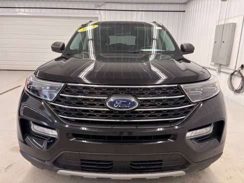 Used 2022 Ford Explorer XLT AWD/4WD image 2