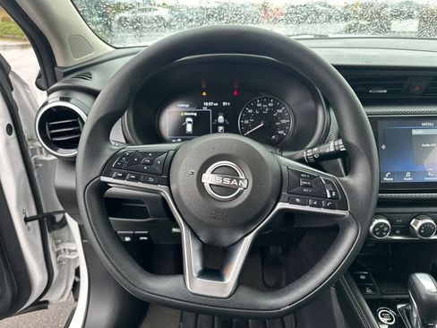 Used 2024 Nissan Kicks SV image 11