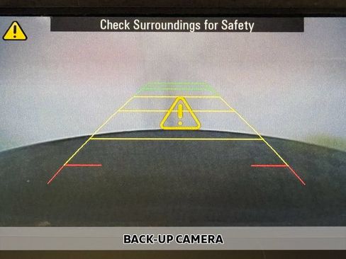 Used 2016 Chevrolet Traverse LT w/ Style and Technology Package FWD image 3