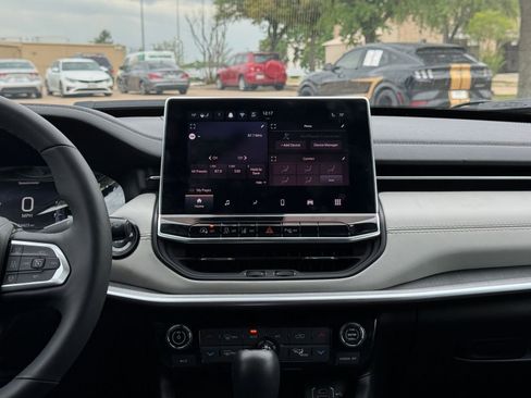 Used 2025 Jeep Compass Limited image 17