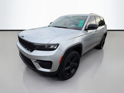 Used 2023 Jeep Grand Cherokee Altitude AWD/4WD image 5