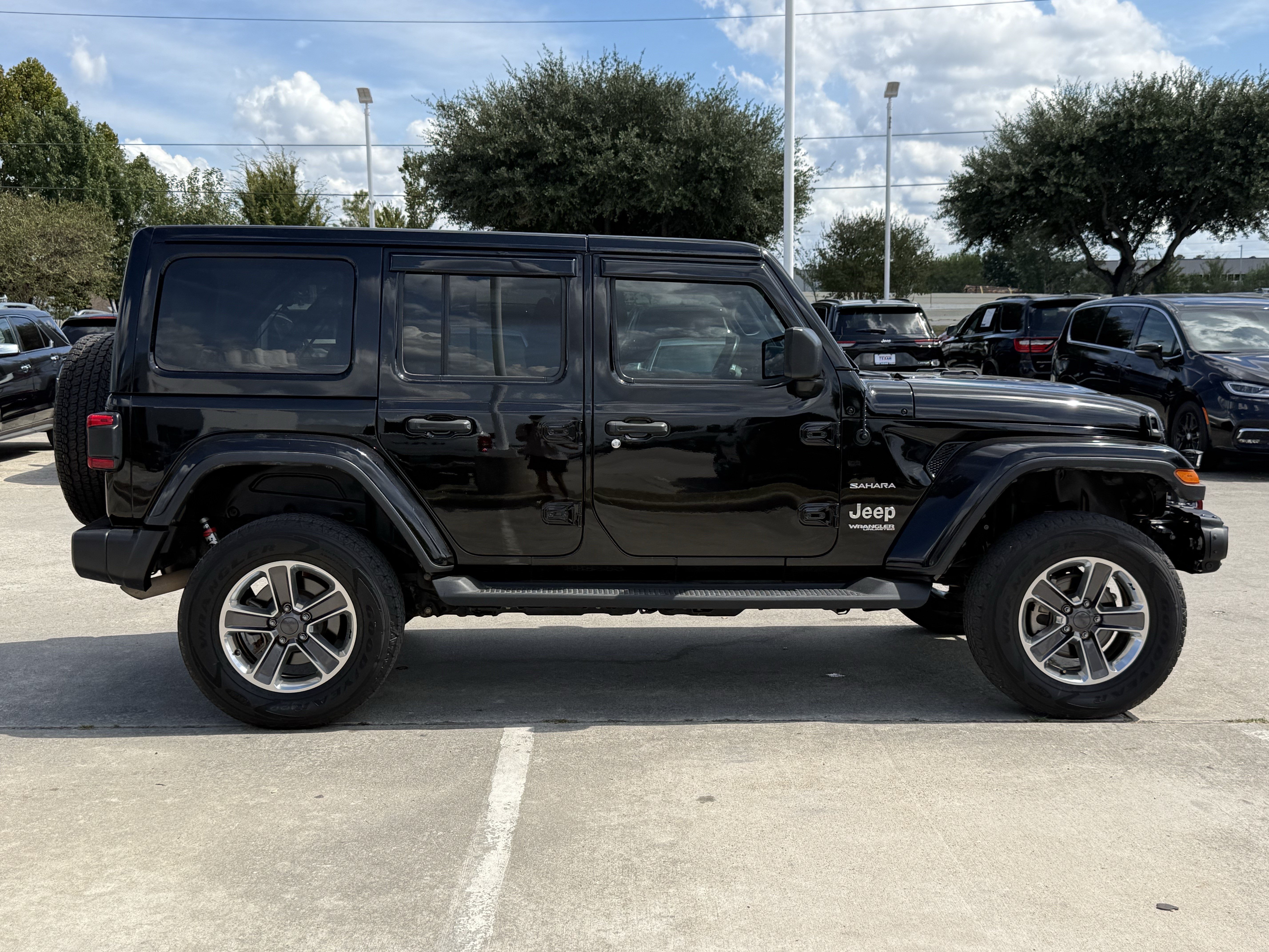 Used 2021 Jeep Wrangler Unlimited Sahara AWD/4WD image 3