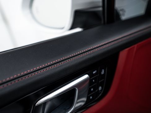 Certified 2022 Porsche Cayenne Platinum Edition image 20