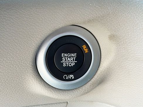 Used 2023 Chrysler Pacifica Touring-L FWD image 9
