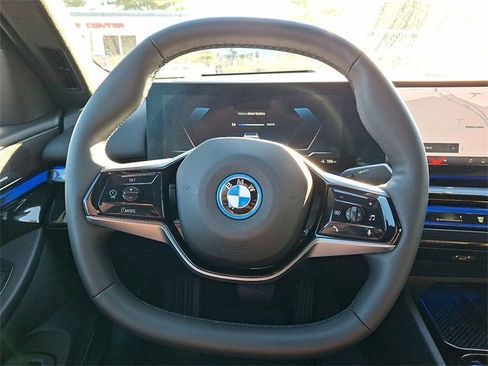 Used 2025 BMW i5 xDrive40 w/ Premium Package image 17