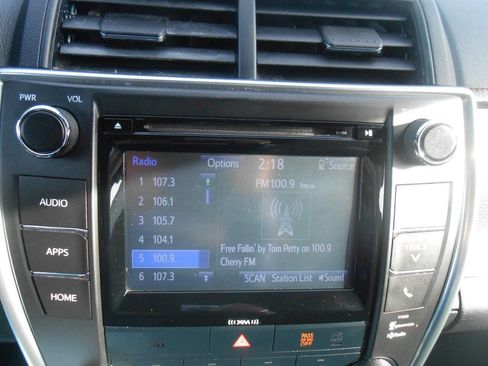 Used 2017 Toyota Camry SE image 14