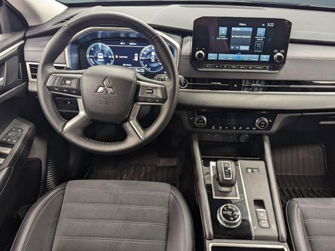 Used 2025 Mitsubishi Outlander SE image 21