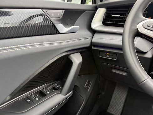 Used 2026 Volkswagen Tiguan SE w/ Panoramic Sunroof Package AWD/4WD image 44