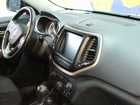 Used 2017 Jeep Cherokee Latitude w/ Comfort & Convenience Group image 10