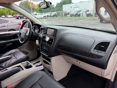 Used 2013 Chrysler Town & Country Touring FWD image 22