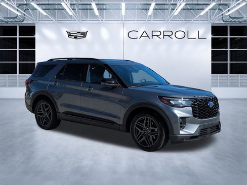 Used 2025 Ford Explorer ST image 2