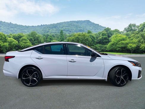 Used 2025 Nissan Altima 2.5 SR w/ SR Premium Package AWD/4WD image 22