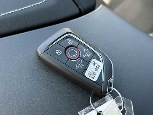 Used 2024 Chevrolet Corvette Stingray Premium Cpe w/ Body-Color Dual Roof Package image 28