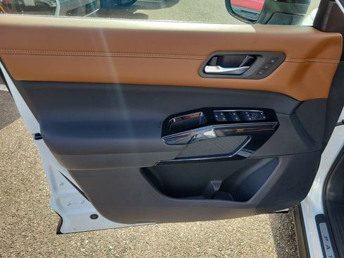 New 2026 Nissan Pathfinder Platinum AWD/4WD image 17