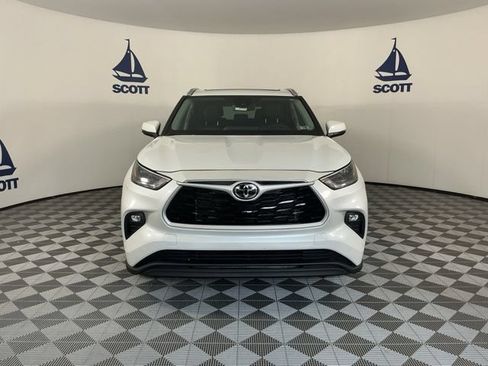Used 2023 Toyota Highlander XLE AWD/4WD image 2