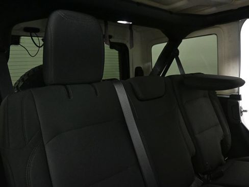 Used 2018 Jeep Wrangler Unlimited Sahara AWD/4WD image 19