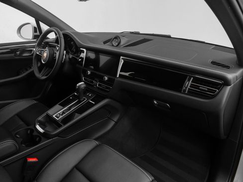 Used 2025 Porsche Macan image 25