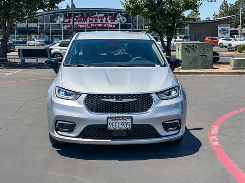 Used 2024 Chrysler Pacifica Touring-L FWD image 6
