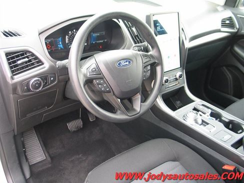 Used 2024 Ford Edge SE w/ Black Appearance Package AWD/4WD image 2