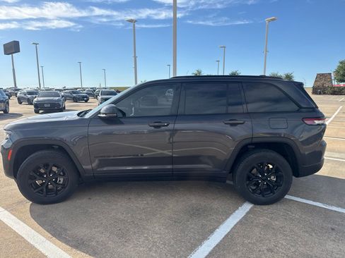 Used 2024 Jeep Grand Cherokee Altitude AWD/4WD image 4