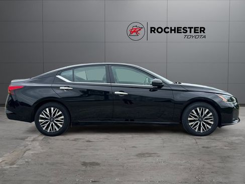 Used 2024 Nissan Altima 2.5 SV FWD image 6