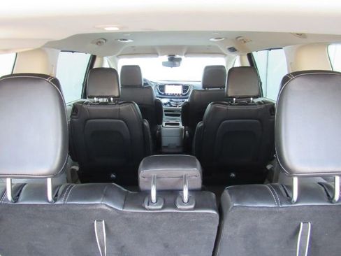 Used 2024 Chrysler Pacifica Touring-L image 28