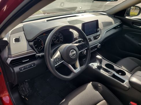 Used 2025 Nissan Altima 2.5 SV FWD image 19