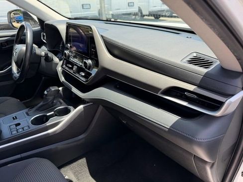 Used 2023 Toyota Highlander LE FWD image 19
