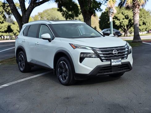 Used 2024 Nissan Rogue SV w/ SV Premium Package image 4