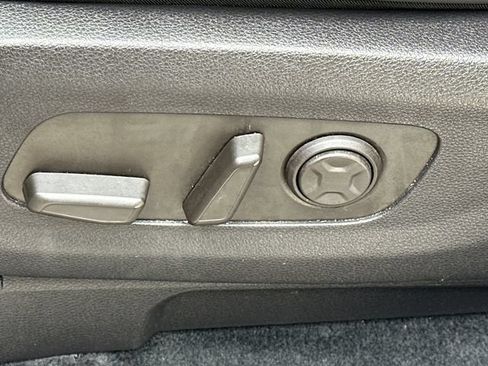 Used 2026 Kia Carnival EX FWD image 36