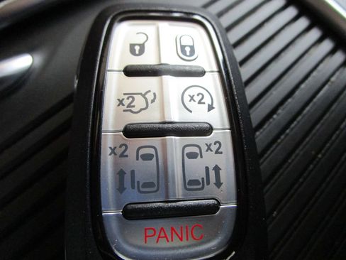 Used 2023 Chrysler Pacifica Limited image 51