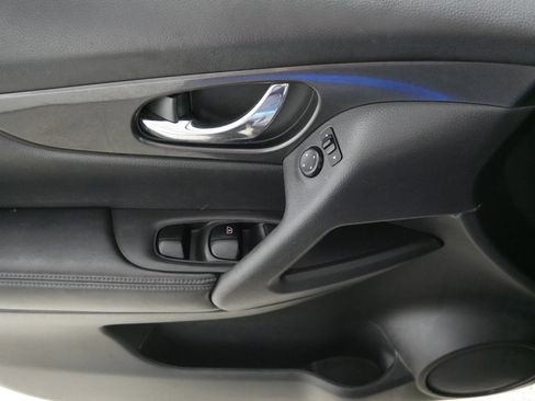 Used 2017 Nissan Rogue SV w/ Midnight Edition Package image 19