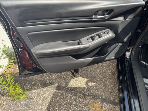 Used 2025 Nissan Altima 2.5 SV FWD image 18
