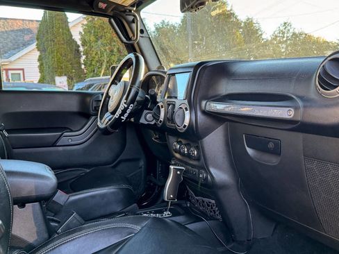 Used 2013 Jeep Wrangler Unlimited Rubicon w/ Dual Top Group image 13