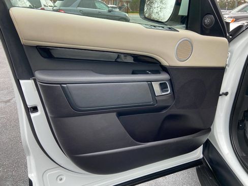 Used 2019 Land Rover Discovery SE image 19