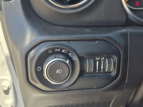 Used 2021 Jeep Wrangler Unlimited Sahara AWD/4WD image 35
