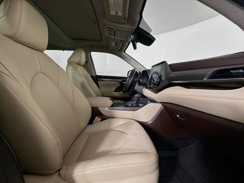 Used 2021 Toyota Highlander Limited FWD image 33
