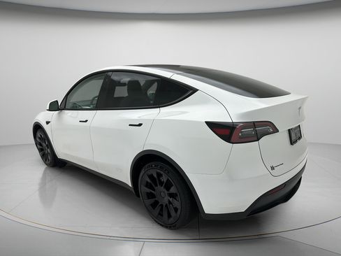 Used 2023 Tesla Model Y AWD image 4