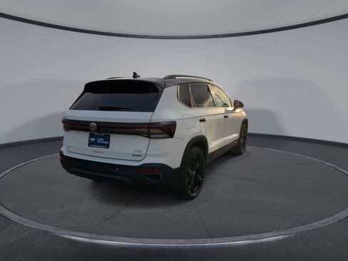 Used 2025 Volkswagen Taos SE image 8