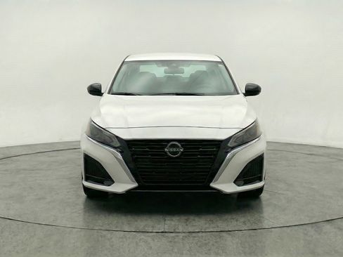 Used 2025 Nissan Altima 2.5 SV FWD image 2
