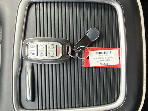 Used 2023 Chrysler Pacifica Touring-L AWD/4WD image 4