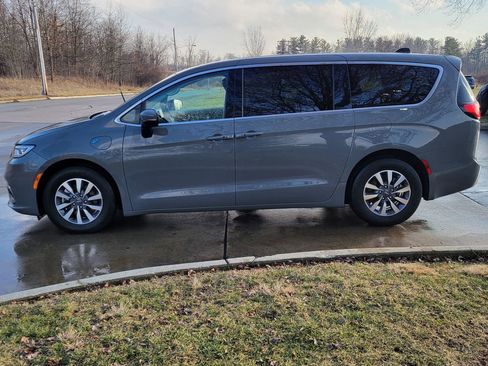 Used 2023 Chrysler Pacifica Touring-L FWD image 6