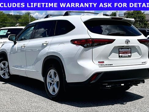 Used 2021 Toyota Highlander LE AWD/4WD image 9