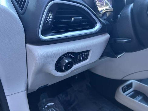 Used 2024 Chrysler Pacifica Touring-L image 21