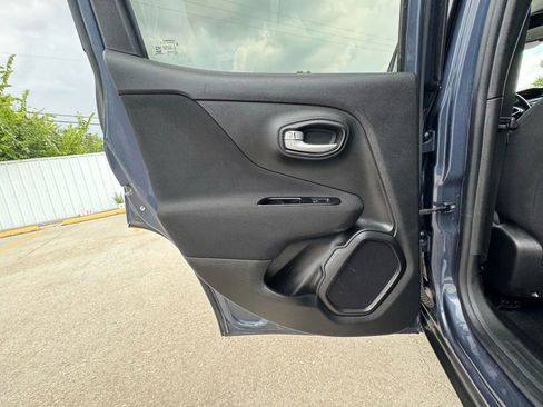 Used 2019 Jeep Renegade Latitude w/ Safety & Security Group II AWD/4WD image 30