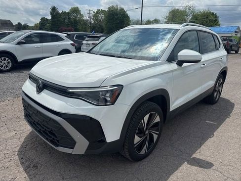 Used 2025 Volkswagen Taos SE AWD/4WD image 2