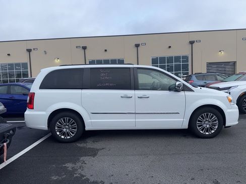 Used 2016 Chrysler Town & Country Touring-L image 2