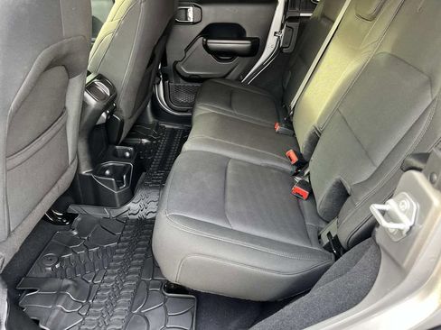 Used 2018 Jeep Wrangler Unlimited Sport S image 14