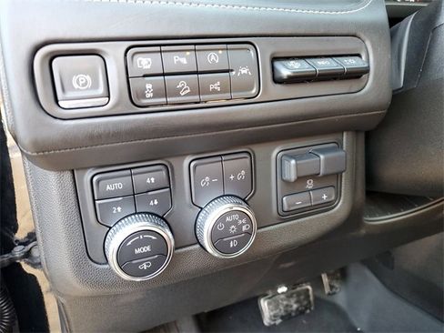 Used 2023 GMC Yukon Denali Ultimate image 9