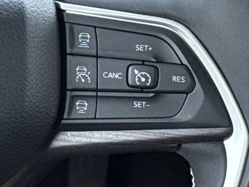Used 2023 Jeep Grand Cherokee L Limited AWD/4WD image 19